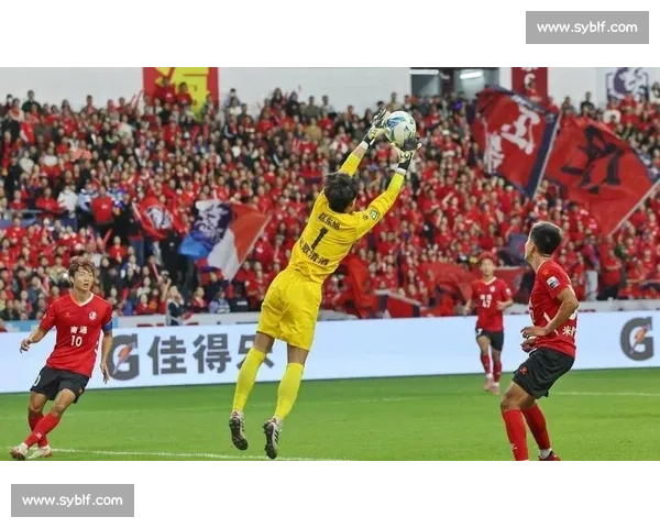 苏超赛场惊现 “钢铁战队”:机器人裁判与球形战警重塑赛事生态 苏超赛场惊现 “钢铁战队”:机器人裁判与球形战警重塑赛事生态