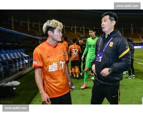 李磊 200 战获纪念球衣 与张稀哲 400 战传奇合影致敬队史